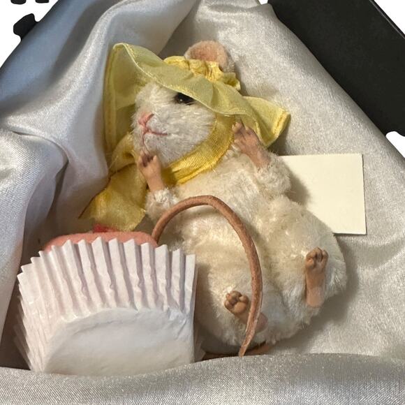 R John Wright #83 of 300 Mice - Petit Four Springtime Series With Box & Cert - Picture 2 of 5